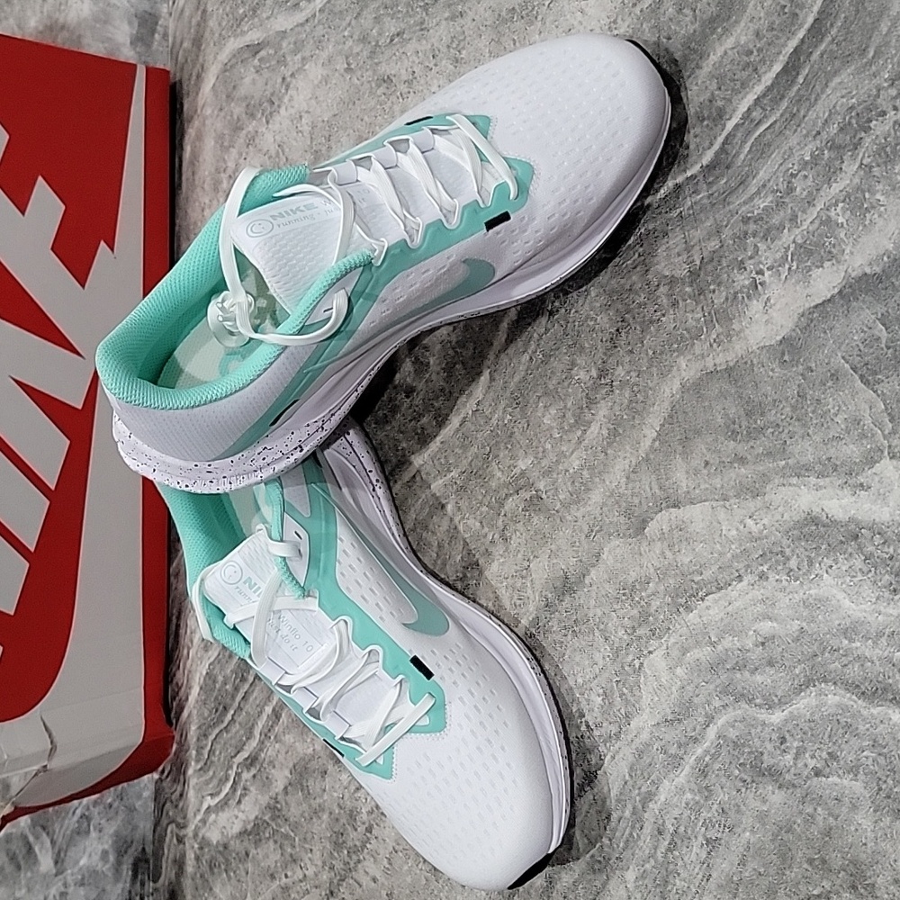 NIB (New in Box) Women's size 10 Nike Winflo 10 sneakers